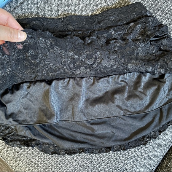 Black short ruffled mini skirt with elastic waist (small) - Picture 2 of 4